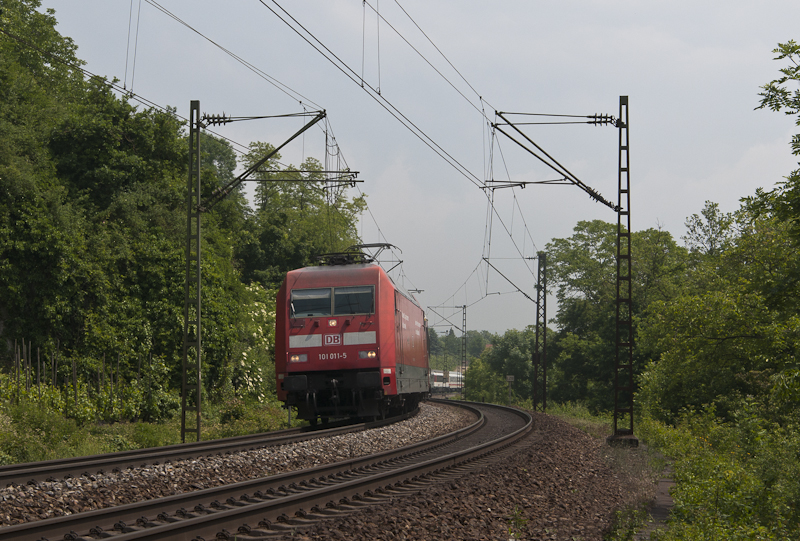 101 011-5 mit EC 100 (Chur - Hamburg-Altona) am 2. Juni 2010 bei Istein.
