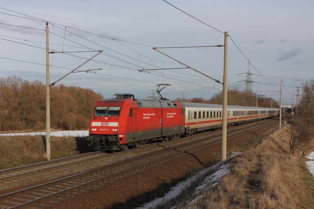 101 011-5 mit einem IC in Richtung Braunschweig am Stadtrand von Magdeburg auf der KBS 310. Fotografiert am 26.02.2010. 