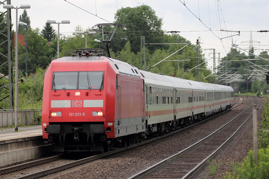 101 011-5 mit IC 130 nach Koblenz Hbf. bei der Einfahrt in Recklinghausen 27.6.2013