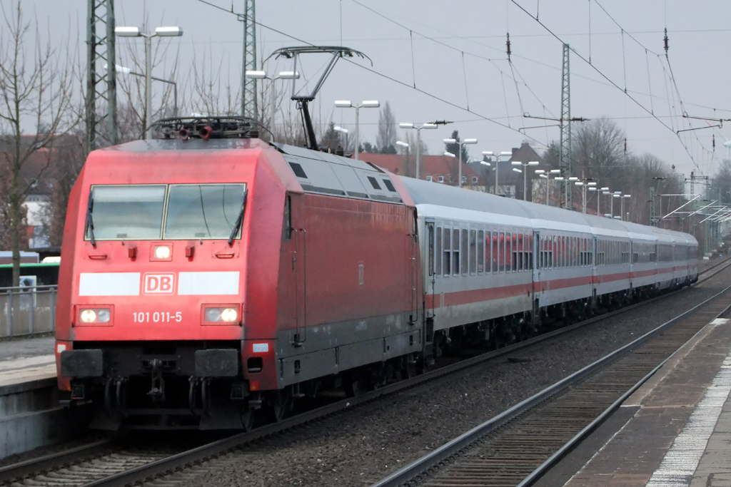 101 011-5 mit IC 2403 nach Kln bei der Einfahrt in Recklinghausen 22.2.2013 
