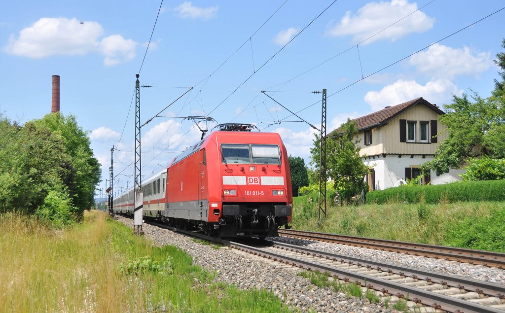 101 011 ist mit IC 2263 auf der Filsbahn nach Mnchen unterwegs.Der Zug durchfhrt Salach am 23.6.2012