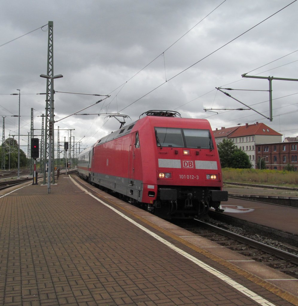 101 012-3 erreicht am 27. August 2012 mit einem IC den Bahnhof Weimar.