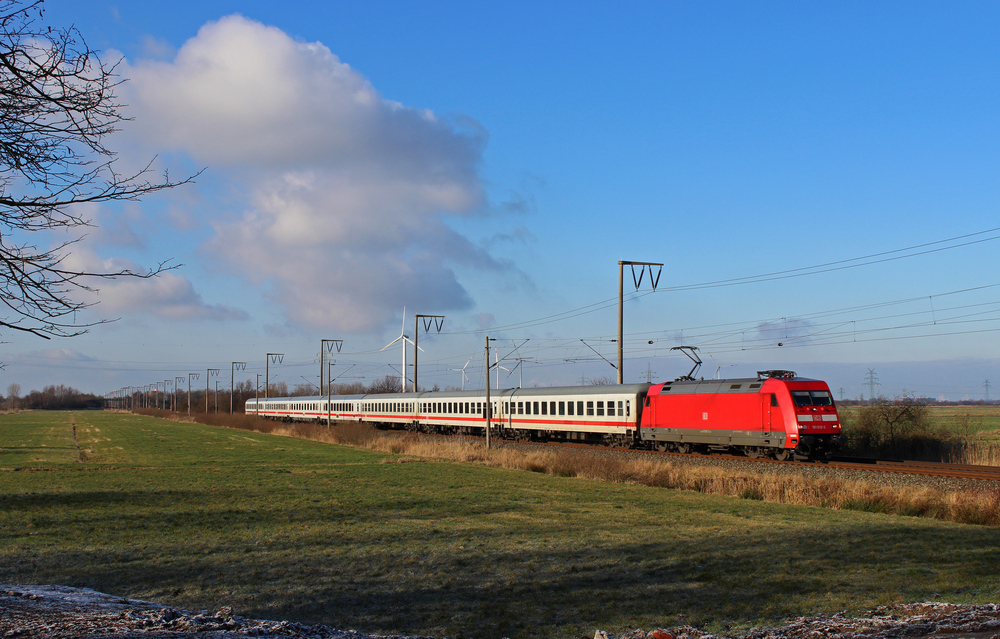 101 012-3 fuhr am 12.01.2013 mit dem IC 132 von Norddeich Mole nach Luxemburg, hier bei Petkum.