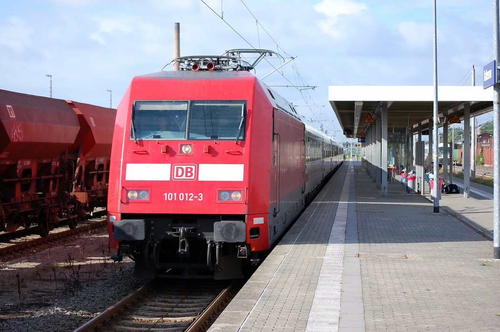 101 012-3 mit dem IC 2343 nach Berlin Ostbahnhof bei der Durchfahrt in Rathenow auf Gleis 2. 19.09.2010 