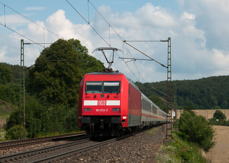101 012-3 mit EC 219 (Frankfurt(Main) Hbf - Graz Hbf) [?] am 28. Juli 2011 bei Amstetten.