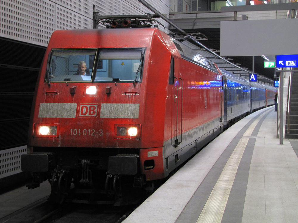 101 012-3 steht hier im Berliner Hbf(tief) zur Abfahrt bereit mit dem IC 2071 von Hamburg-Altona nach Dresden Hbf. Gru geht hierbei an  Christopher, welcher mit diesem Zug seine Heimreise antrat. 12.06.2010 