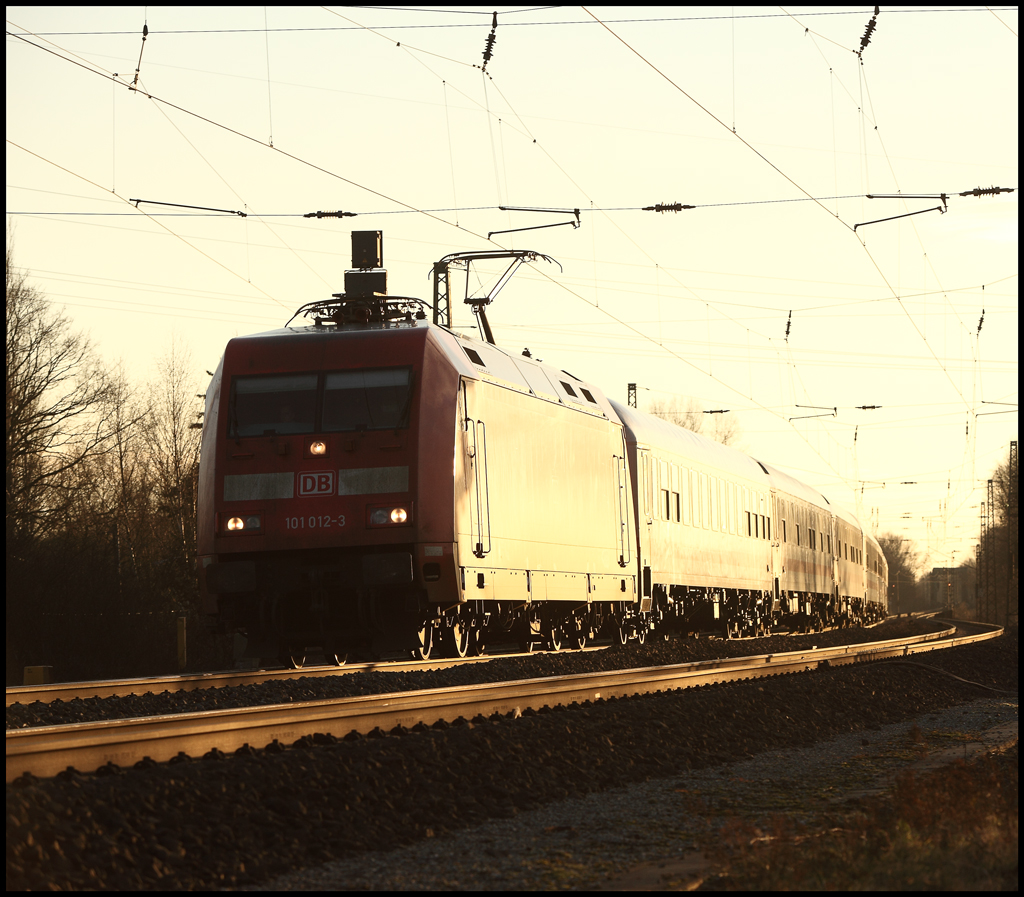101 012 (9180 6101 012-3 D-DB) ist mit einem InterCity in Richtung Nordesee unterwegs. (16.01.2011)