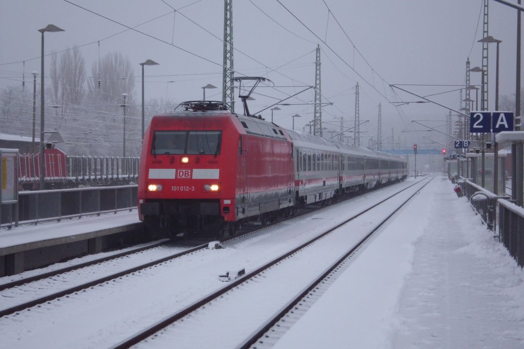 101 012 erreichte,am 20.Dezember 2011,mit dem IC 2356 Binz-Frankfurt/Main den Bahnhof Bergen/R�gen.Der 20.Dezember 2011 war auch der einzige Dezembertag 2011 mit etwas Schnee auf R�gen.