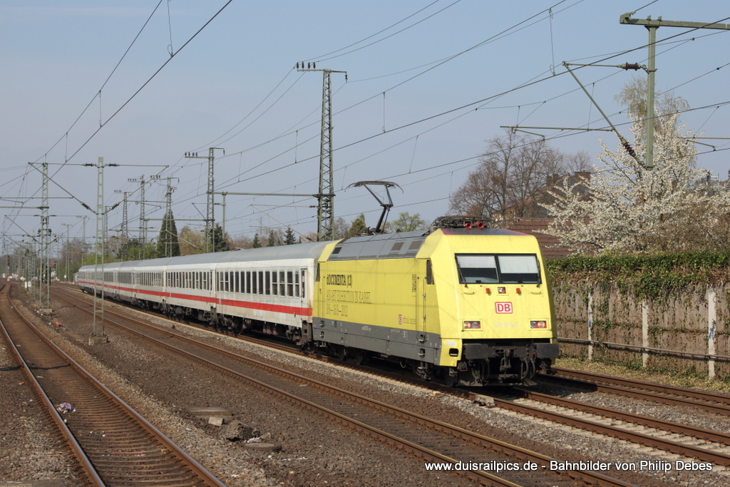 101 013-1 (DB - dOCUMENTA (13)) fhrt am 6. April 2012 um 15:40 Uhr mit einem Intercity durch Duisburg Groenbaum