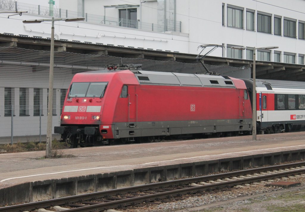 101 013-1 (ex. dOCUMETA (13) Werbelok) mit EC9 bei der Durchfahr in Offenburg. (01.03.2013)