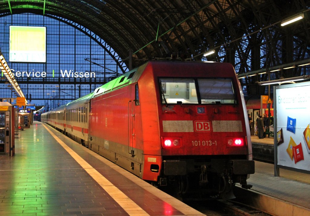 101 013-1 (ex. dOCUMETA 13 Werbelok) stand am 10.05.2013 mit einem IC abfahrbereit am Bahnsteig in Frankfurt (Main) Hbf.