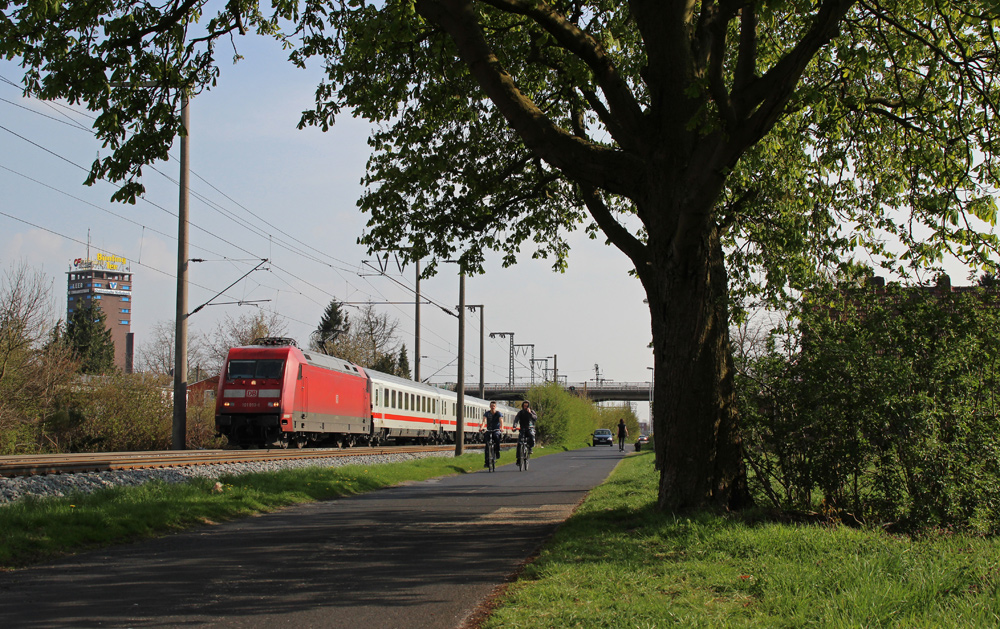 101 013-1 fuhr am 03.05.2013 mit dem IC 2335 von Kln nach Norddeich Mole, hier in Leer.