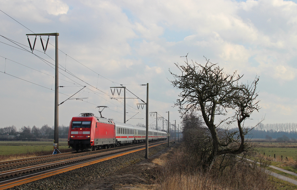 101 013-1 fuhr am 18.03.2013 mit dem IC 133 von Luxemburg nach Norddeich, hier bei Veenhusen.