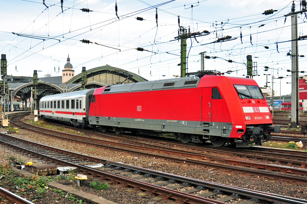 101 013-1 IC verlt den Klner Hbf - 18.10.2012