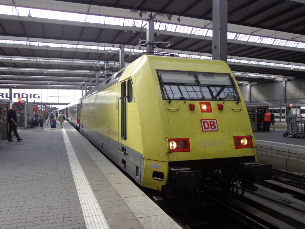 101 013-1 mit Documenta-Lackierung hat den IC 360 in Mnchen Hbf bereitgestellt und  wartet darauf, ihn nach Karlsruhe schieben zu drfen.