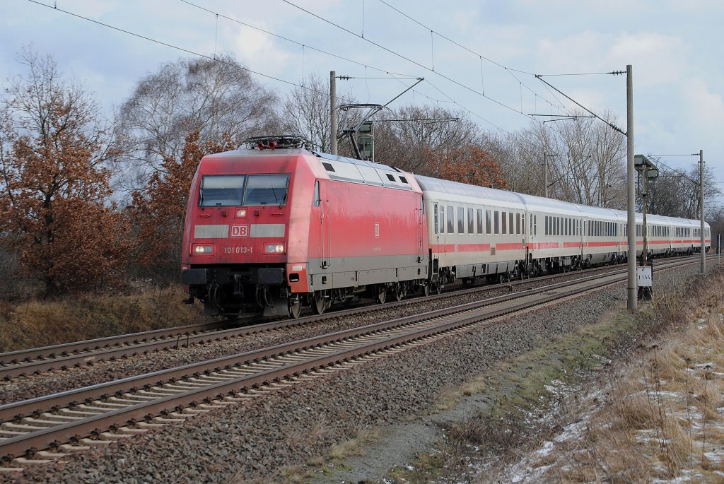 101 013-1 mit IC von Braunschweig kommend in Richtung Hannover am 27.01.2011 bei Peine
