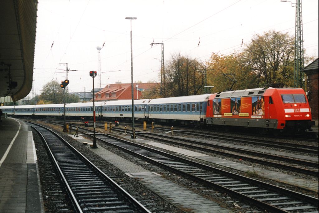 101 013-1 mit IR 2536 Porta Nigra Mnster-Saarbrcken auf Mnster Hauptbahnhof am 28-10-2000. Bild und scan: Date Jan de Vries.
