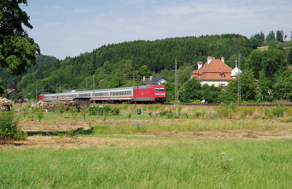 101 013 und 101 091 mit Ersatzzug am 28.07.2013 in Rothenkirchen gen Kronach. 