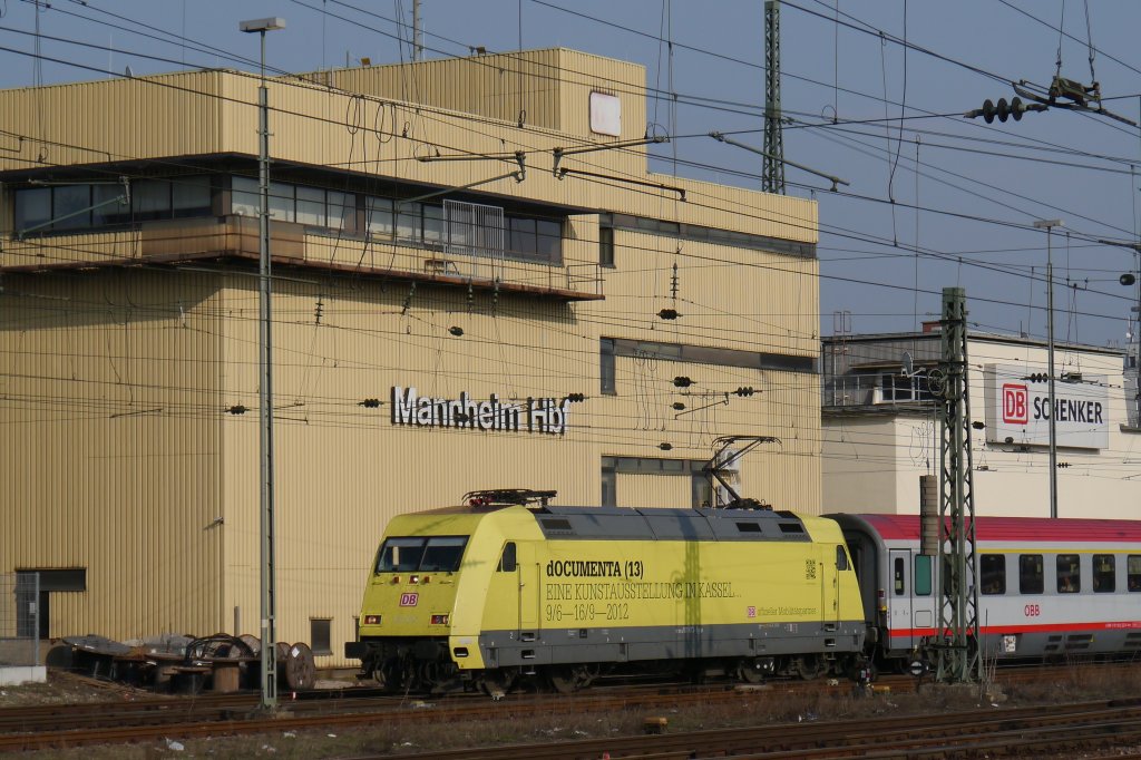 101 013 mit neuen Werbefolien und BB-Wagen vor dem Mannheimer Stellwerk. (23.03.2012)