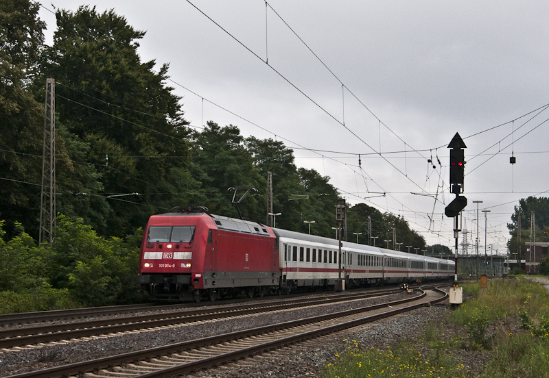 101 014-9 am 17. August 2010 mit Intercity in Langwedel.