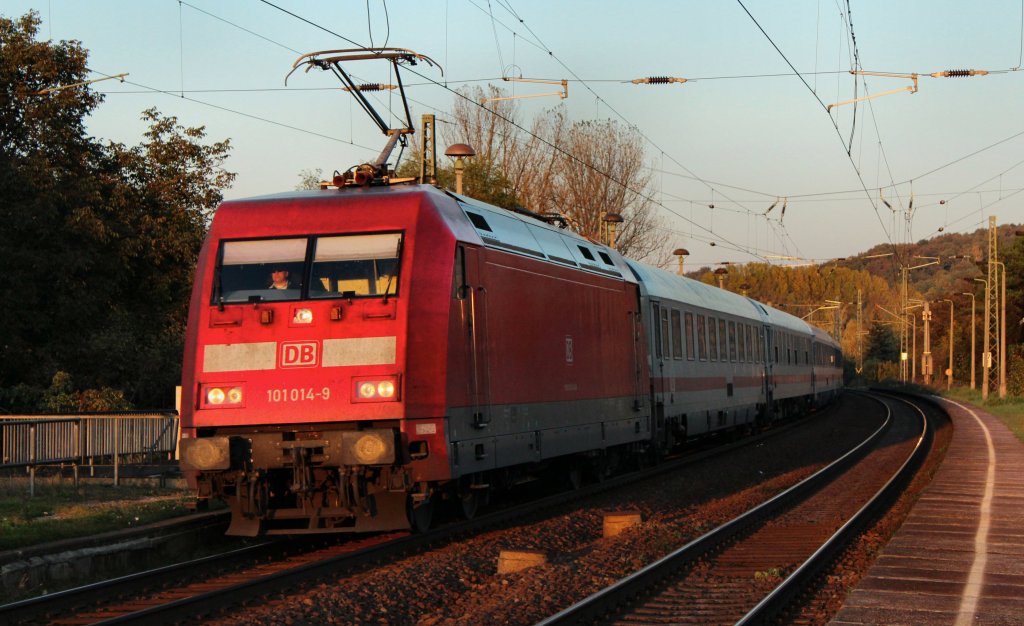 101 014-9 bedient am 23.10.11 IC 1954 nach Frankfurt (Main) Hbf und passiert hier gerade den HP Leiling. Nchster Halt: Naumburg (Saale) Hbf