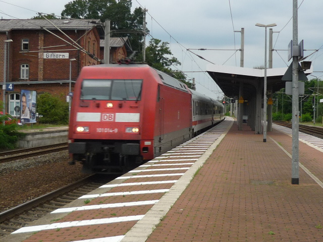 101 014-9 durchfhrt den Bahnhof Gifhorn. Aufgenommen am 22.08.2010.
