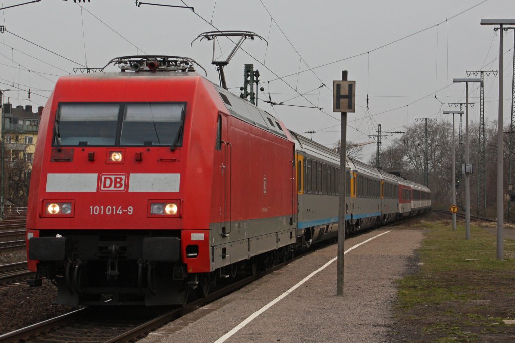 101 014 am 12.3.11 mit einem EuroCity in Kln-West