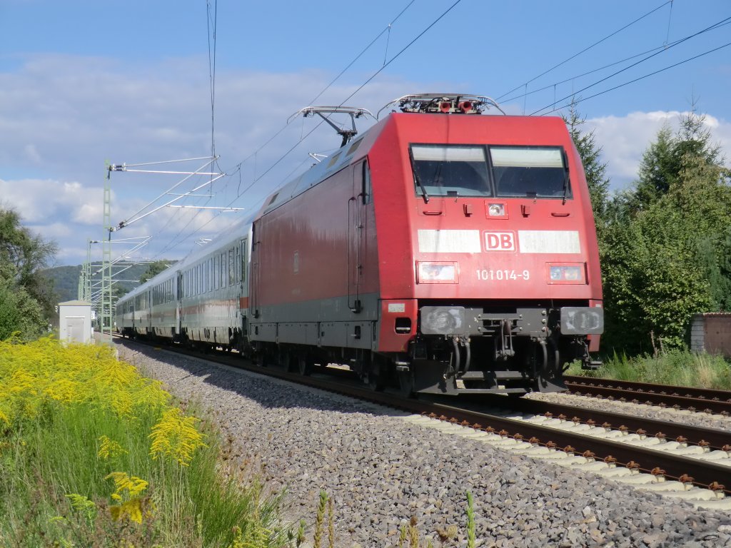 101-014 ist am 1.9.10 mit dem IC 2056 bei Bruchm�hlbach-Miesau unterwegs.