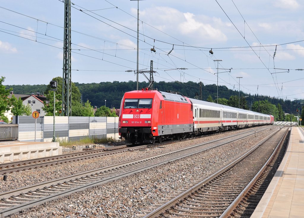 101 014 mit EC 114 W�rthersee nach Dortmund.Aufgenommen in Amstetten-W�rtt.am 2.7.2013