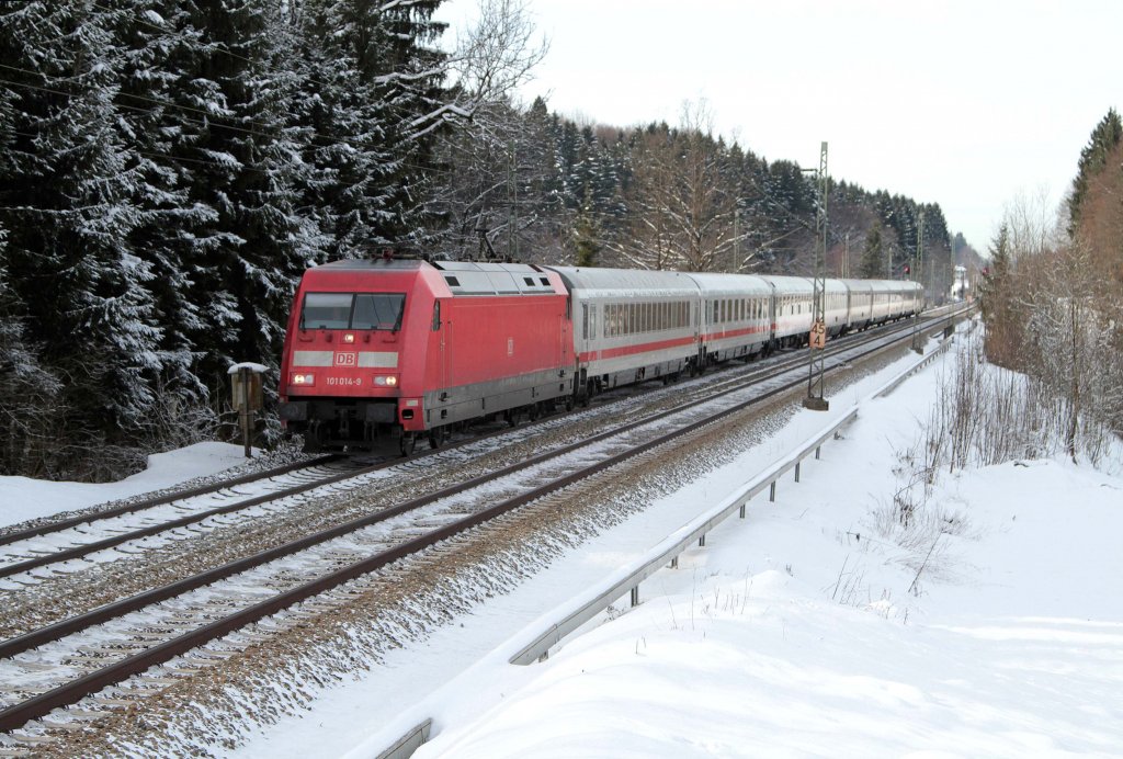 101 014 mit EC 217 von Saarbrcken nach Graz, aufgenommen bei Bergen Obb. am 27.01.2013