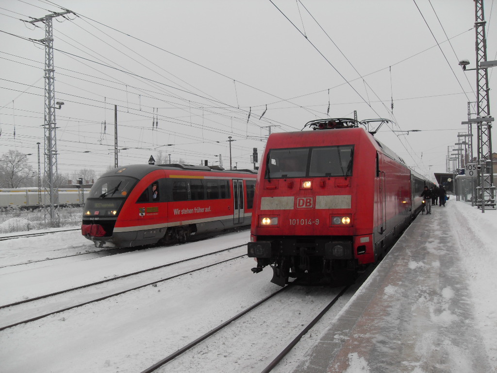 101 014 war mit einem IC nach Berlin am 30.12.2010 in Stendal.