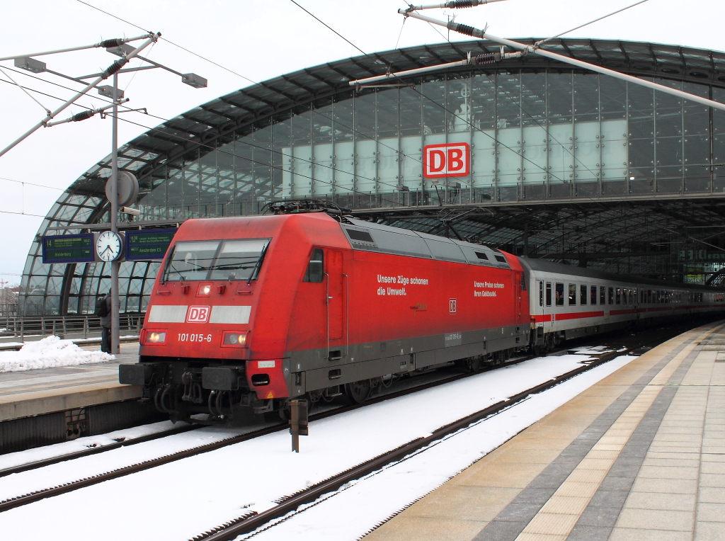 101 015-6 mit dem IC 140 von Berlin Ostbahnhof nach Amsterdam Centraal, hier beim Halt in Berlin Hbf am 20.03.2013.