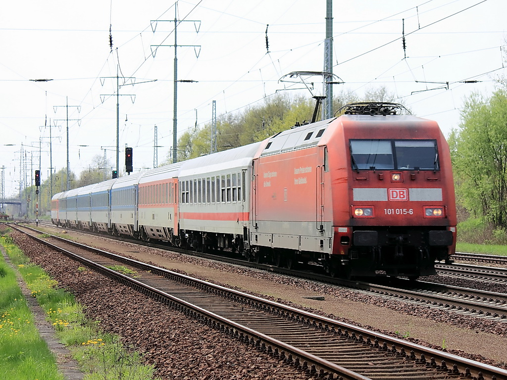 101 015-6 mit einem EC in Richtung Elsterwerder passiert am 03. Mai 2013 Diedersdorf auf dem sdlichen Berliner Auenring.