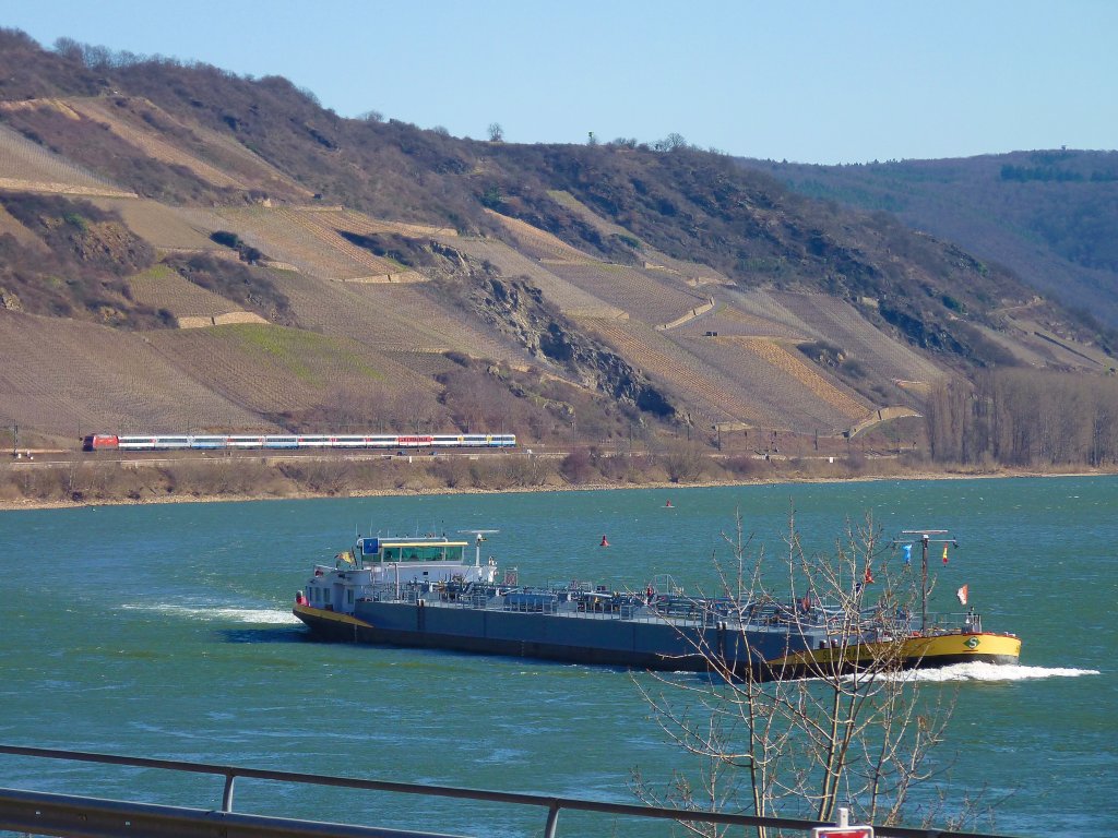 101 015 begegnet mit dem EC 101 einem Schiff am 7.3.11 zwischen Spay und Boppard.