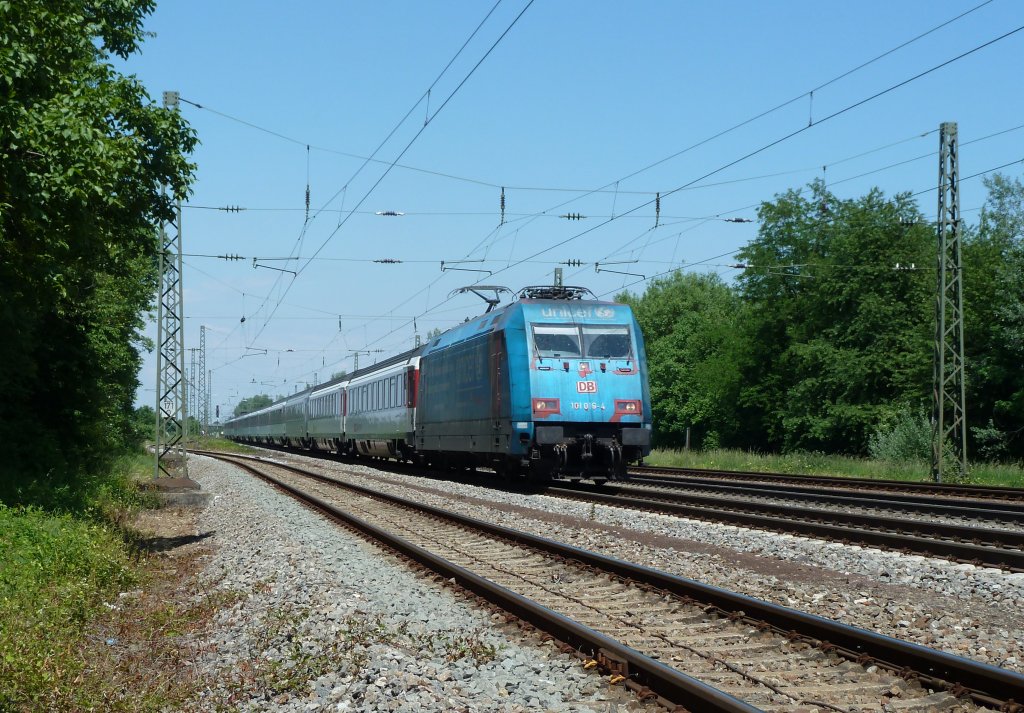 101 016-4 mit dem EC 101 am 28.05.12 kur vor dem Bahnhof Orschweier.