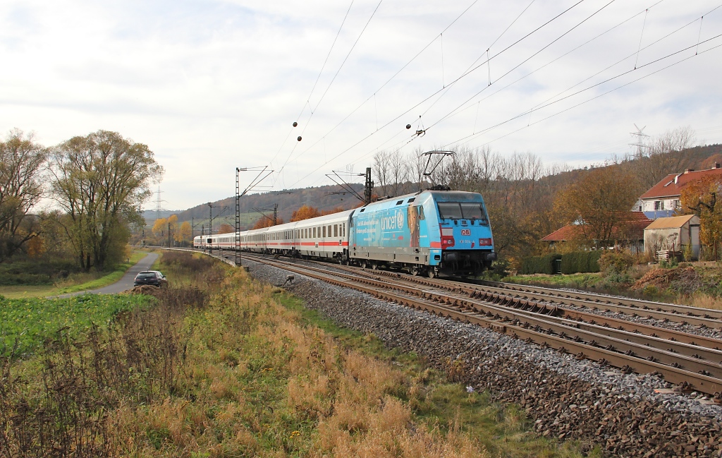 101 016-4 schiebend an einem IC in Richtung Sden. Aufgenommen am 05.11.2011 bei Mecklar.