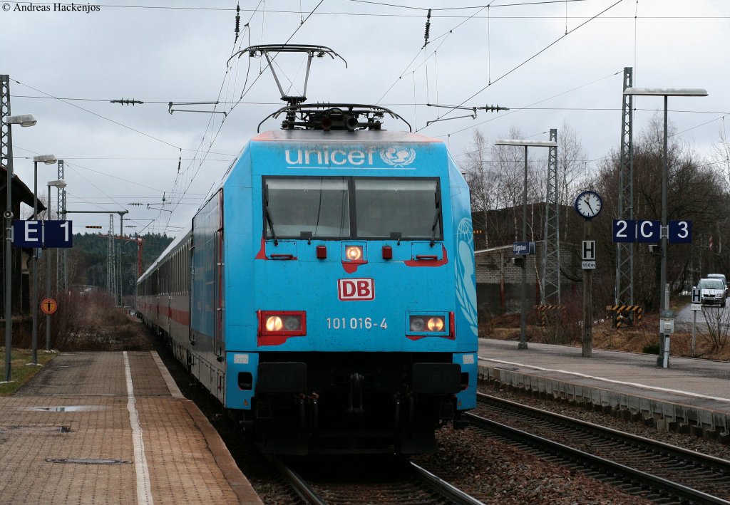 101 016-4  Unicef  mit dem IC 2005  Bodensee  (Konstanz-Dortmund Hbf) bei der Einfahrt St.Georgen(Schwarzw) 27.3.10