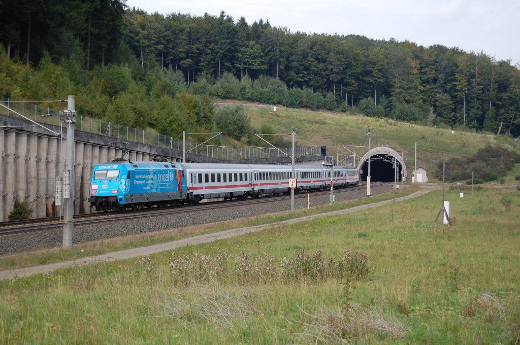 101 016-4  Unicef  mit dem IC 2157 Kln Hbf - Stralsund kurz hinter dem Eggetunnel bei Willebadessen, 12.09.2010.