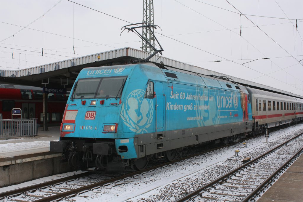 101 016-4 (UNICEF) mit etwas ramponierter Beklebung und ziemlich dreckig in Magdeburg Hbf. Leider blieb der vordere Stromabnehmer trotz Richtungswechsels oben. Die Fahrt ging nach Leipzig. Fotografiert am 11.02.2010.