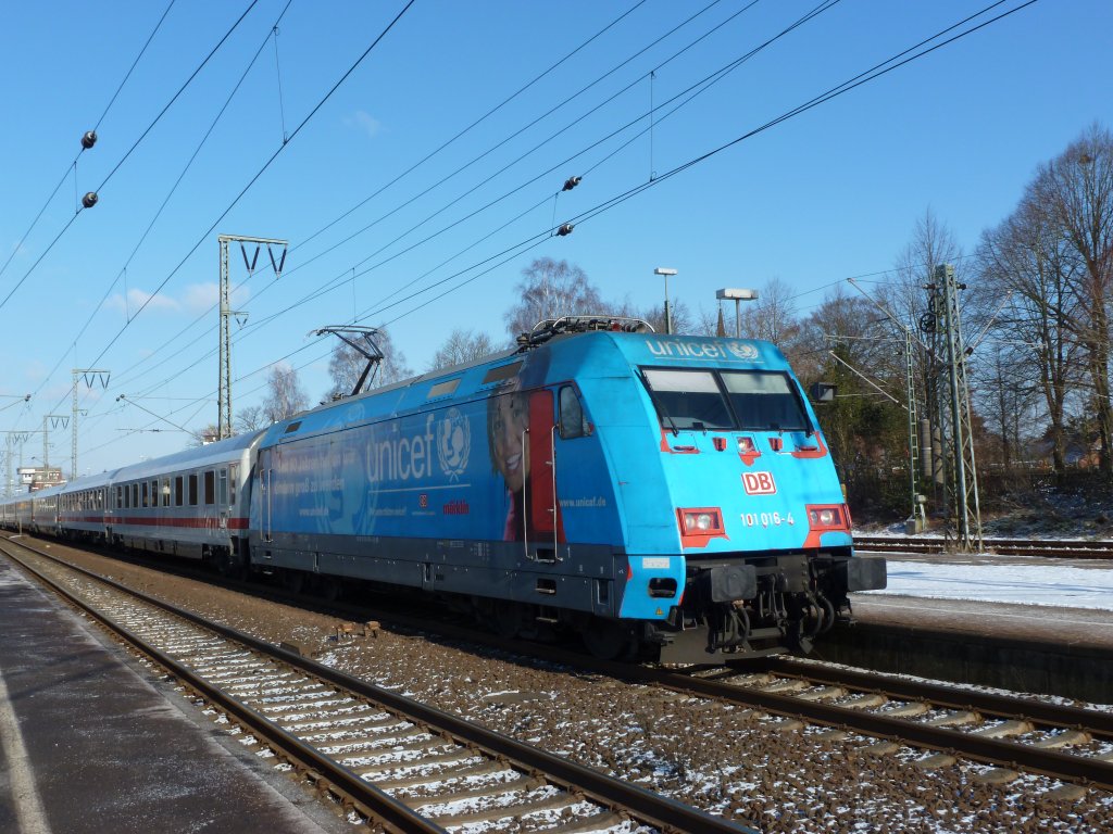 101 016-4  Unicef  mit IC 2431 von Norddeich Mole nach Berlin Ostbahnhof, hier beim Halt in Leer. Aufgenommen am 04.02.2012