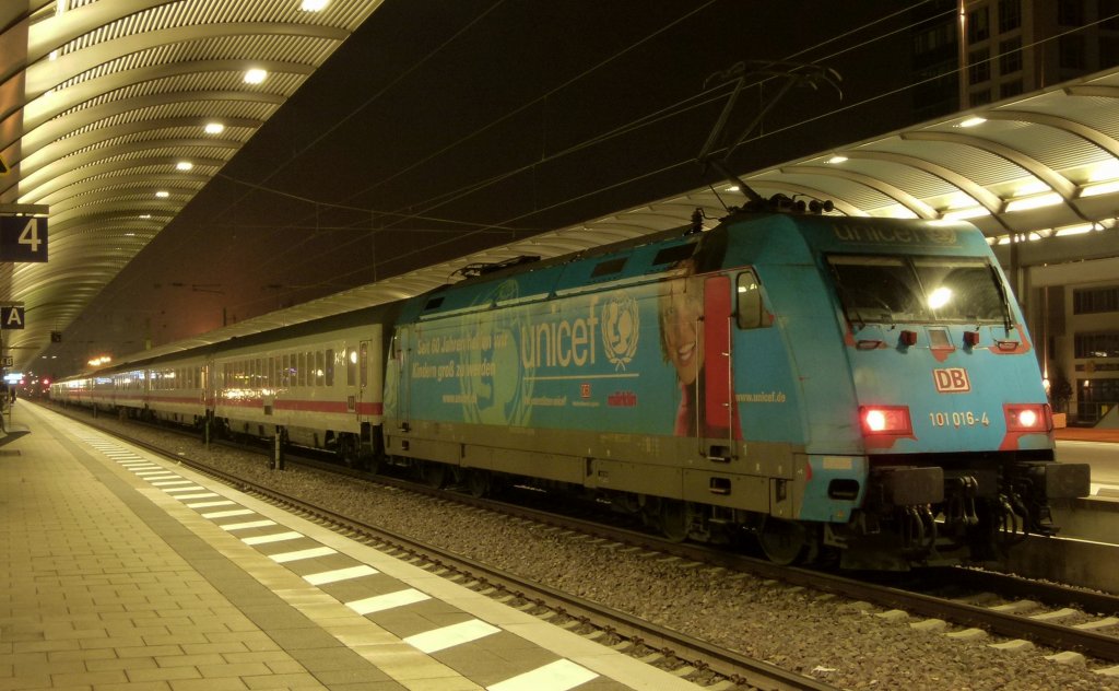 101 016-4 (Unicef) steht mit dem EC 216 Graz - Saarbrcken am 04.03.2012 in Kaiserslautern