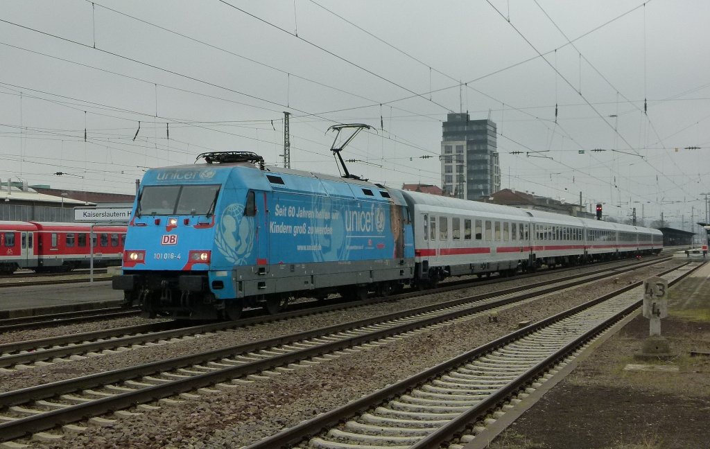 101 016-4 (Unicef) zieht den IC 2058 Stuttgart - Saarbrcken am 27.01.2012 aus Kaiserslautern