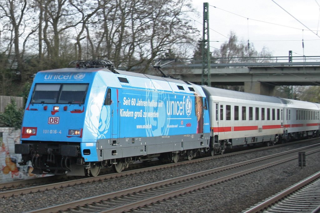 101 016-4 (Unicef)durchfhrt am 25.3.10 mit IC 2014 Dsseldorf-Angermund