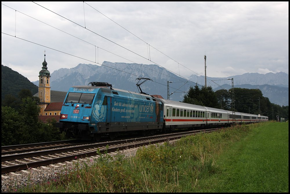 101 016 (9180 6101 016-4 D-DB) konnte mit dem EC 82 „Val Gardena/Grdnertal“ am Kloster Raisach abgelichtet werden. (11.08.2009)