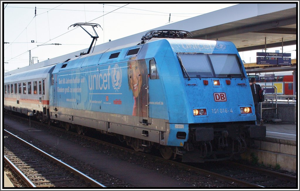 101 016 alias Unicef ist frisch lackiert! Ne warn Scherz :) Ich hab mir mal die Mhe gemacht und hab sie mal ein wenig nach lackiert, die gute. Wirbt ja schlielich fr einen guten zweck.
Aufnahmeort war am 21.08.10 in Nrnberg Hbf. nebenan fuhr brigens dann kurz darauf 41 018 ein. 