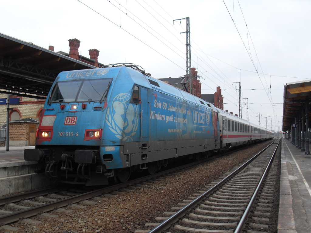101 016 mit einem IC nach Frankfurt am 19.02.2011 in Stendal.