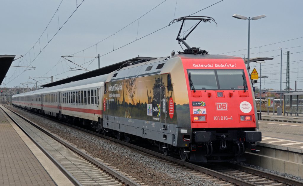 101 016 schob am 03.11.12 den IC 2356 von Binz nach Frankfurt(M), fotografiert beim Halt im Bahnhof Bitterfeld.