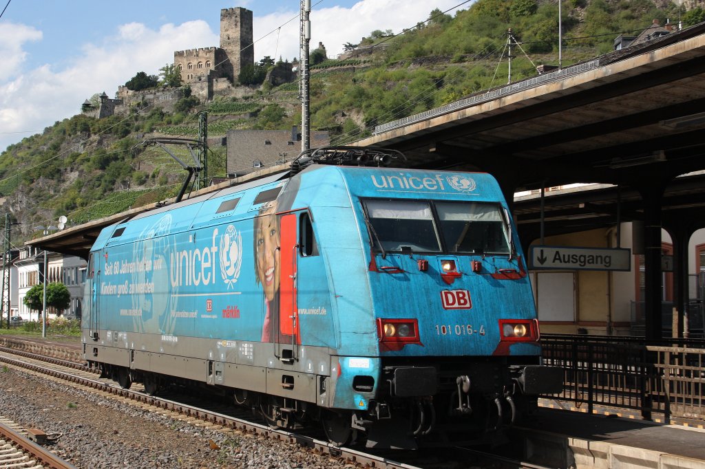 101 016  Unicef  am 17.8.11 als Tfzf 77923 von Koblenz Hbf nach Wiesbaden bei der Durchfahrt durch Kaub.