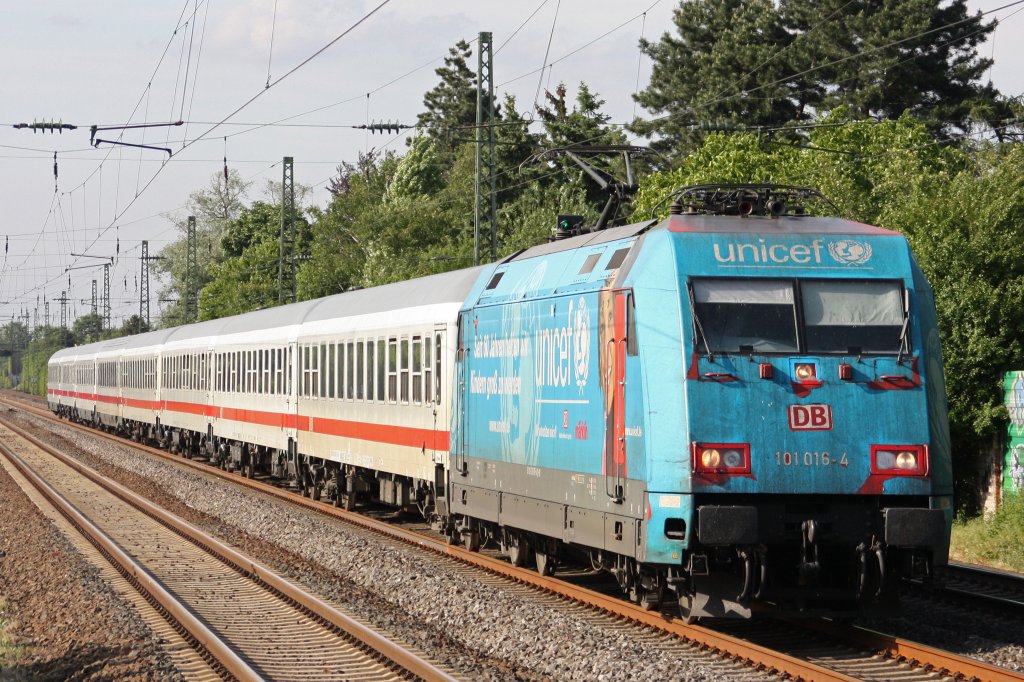 101 016 Unicef fhrt am 18.5.11 durch Dsseldorf-Angermund.