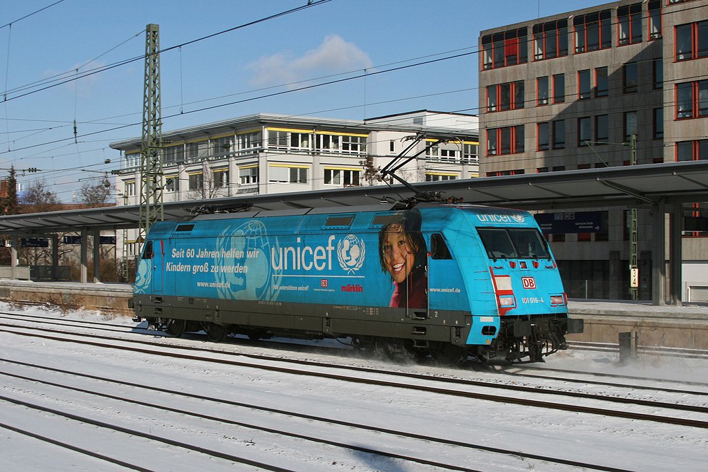 101 016 Unicef solo unterwegs nach M�nchen Hbf, hier am Heimeranplatz. 31.01.2010.
